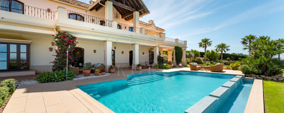 Elegant Luxury Estate with Panoramic Sea Views in Estepona