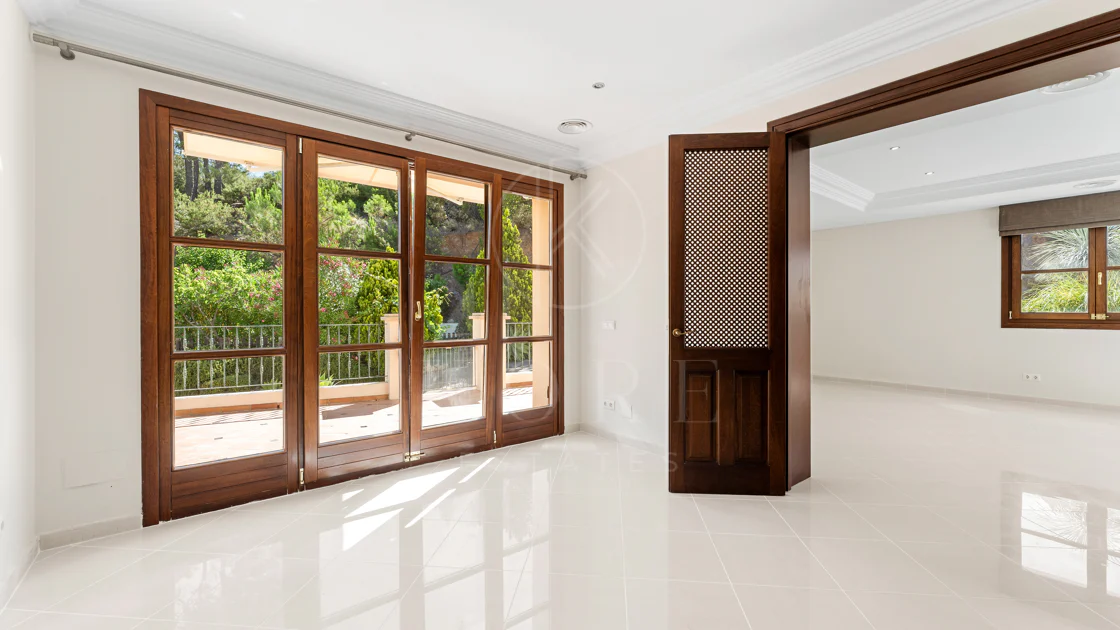 Elegant Luxury Estate with Panoramic Sea Views in Estepona