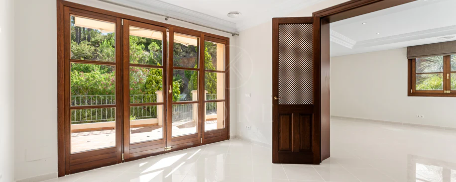 Elegant Luxury Estate with Panoramic Sea Views in Estepona