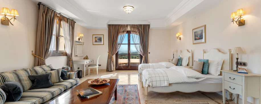 Elegant Luxury Estate with Panoramic Sea Views in Estepona