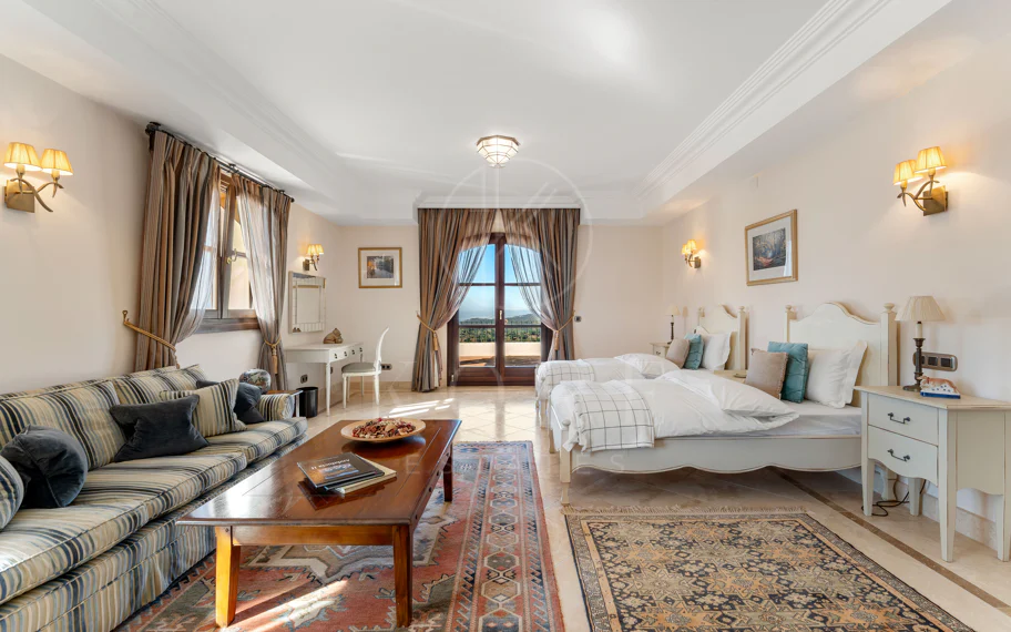 Elegante propiedad de lujo con vistas panorámicas al mar en Estepona