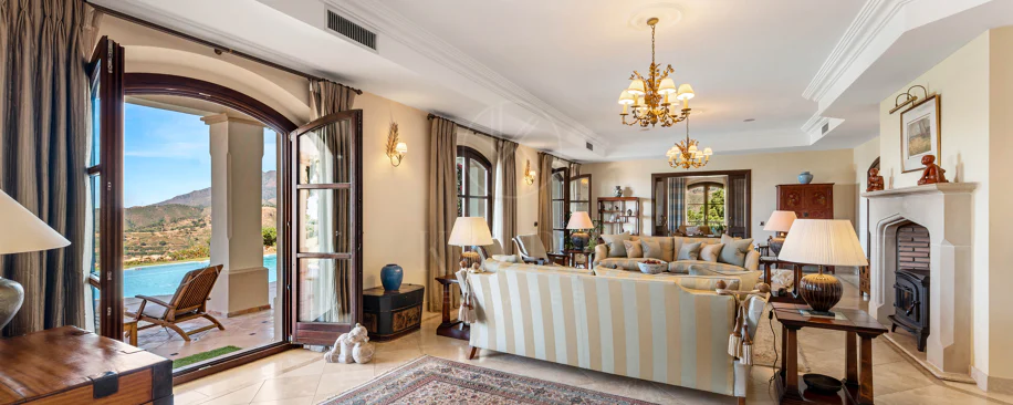 Elegant Luxury Estate with Panoramic Sea Views in Estepona