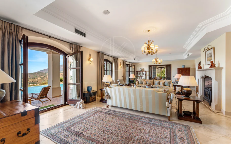 Elegante propiedad de lujo con vistas panorámicas al mar en Estepona