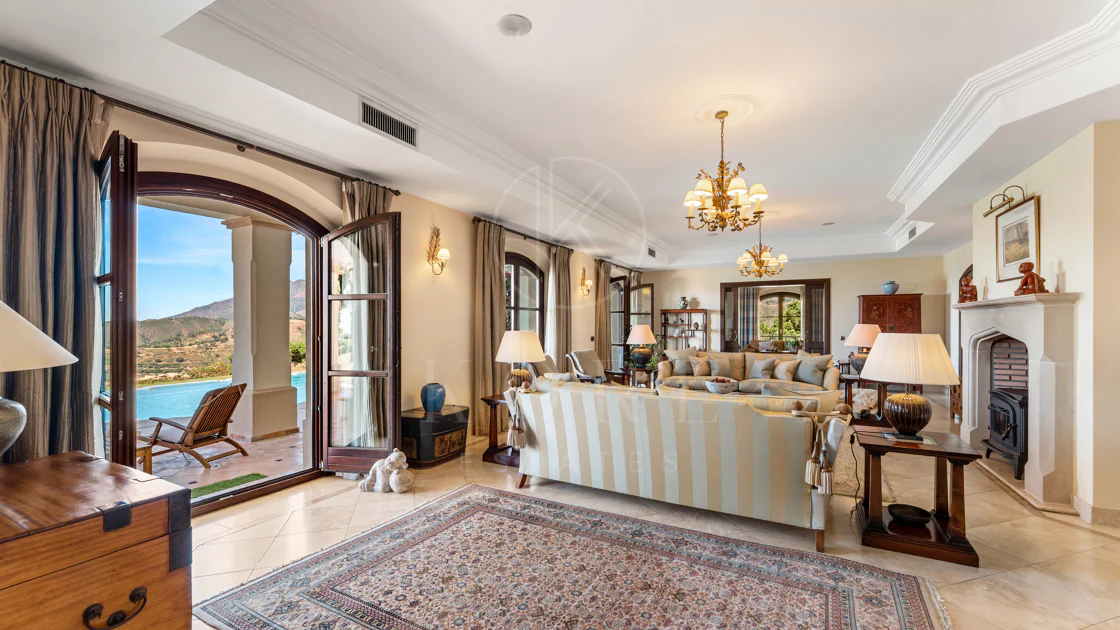 Elegant Luxury Estate with Panoramic Sea Views in Estepona