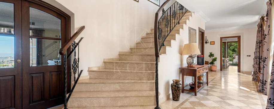 Elegant Luxury Estate with Panoramic Sea Views in Estepona