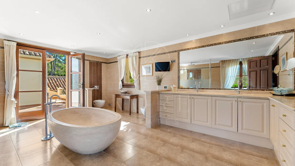 Elegant Luxury Estate with Panoramic Sea Views in Estepona