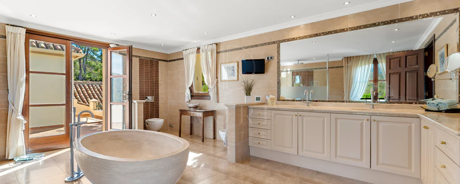 Elegant Luxury Estate with Panoramic Sea Views in Estepona