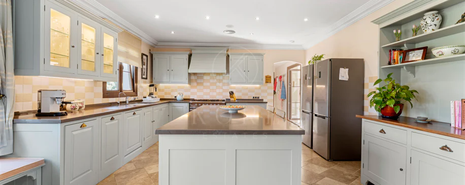 Elegant Luxury Estate with Panoramic Sea Views in Estepona