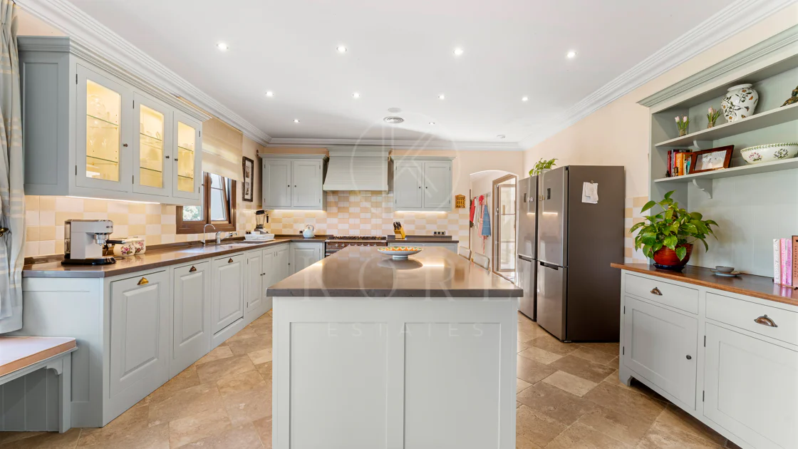 Elegant Luxury Estate with Panoramic Sea Views in Estepona
