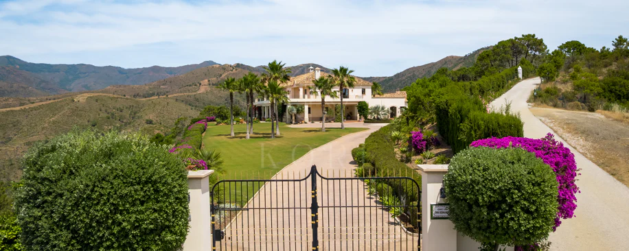 Elegant Luxury Estate with Panoramic Sea Views in Estepona