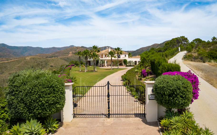 Elegante propiedad de lujo con vistas panorámicas al mar en Estepona