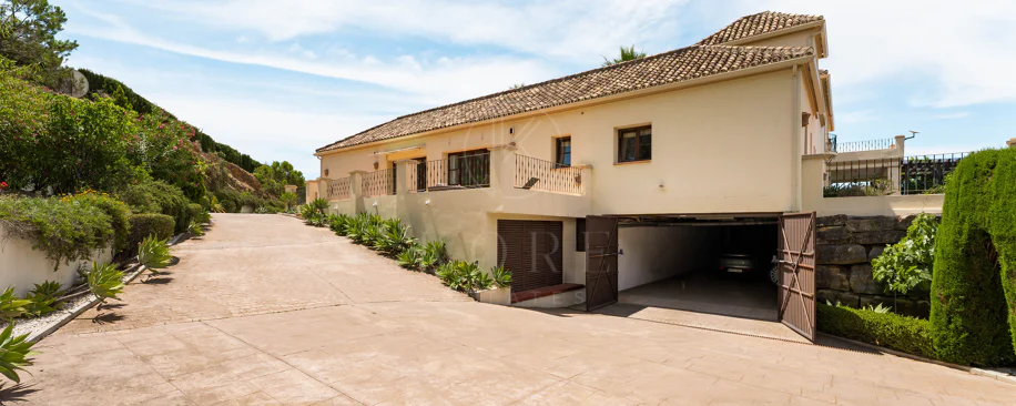 Elegant Luxury Estate with Panoramic Sea Views in Estepona