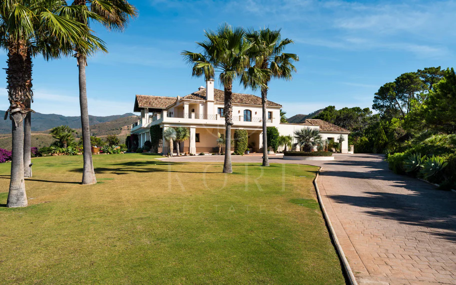 Elegante propiedad de lujo con vistas panorámicas al mar en Estepona