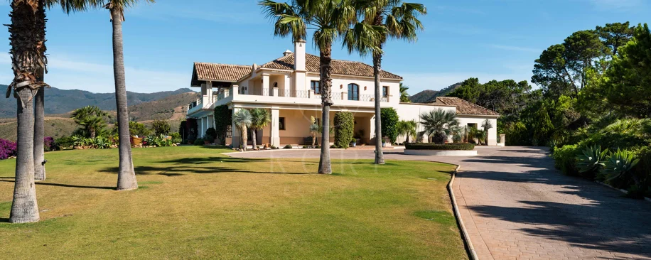 Elegant Luxury Estate with Panoramic Sea Views in Estepona