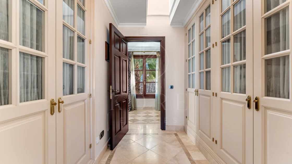Elegant Luxury Estate with Panoramic Sea Views in Estepona