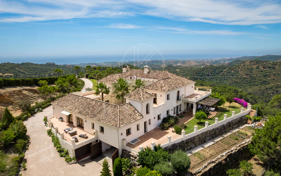 Elegante propiedad de lujo con vistas panorámicas al mar en Estepona