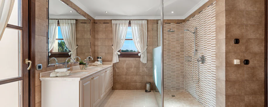 Elegant Luxury Estate with Panoramic Sea Views in Estepona