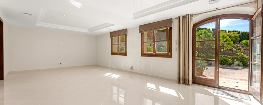 Elegant Luxury Estate with Panoramic Sea Views in Estepona