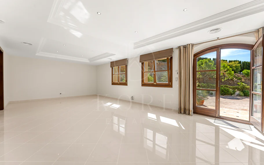 Elegante propiedad de lujo con vistas panorámicas al mar en Estepona