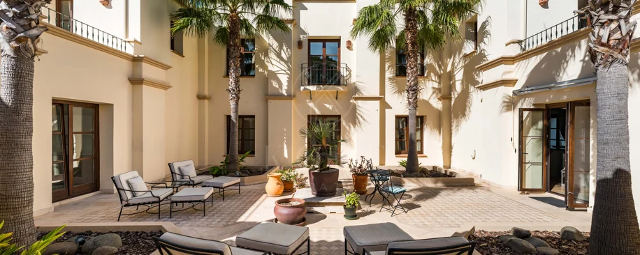 Elegant Luxury Estate with Panoramic Sea Views in Estepona