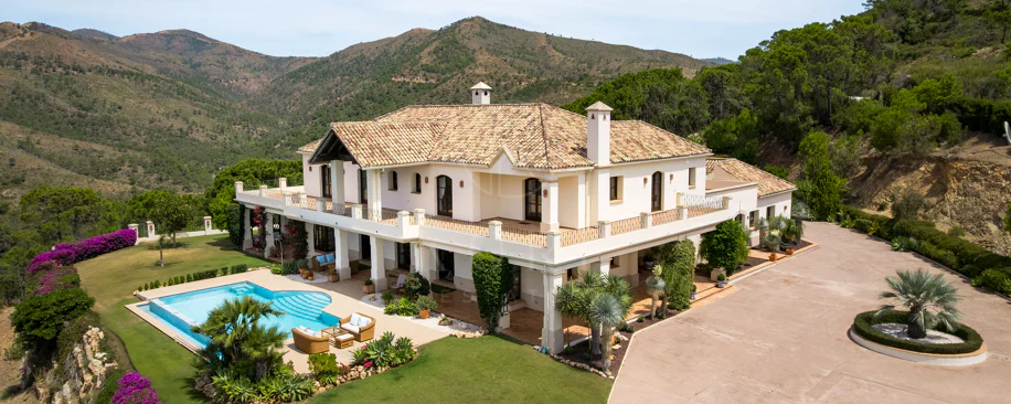 Elegant Luxury Estate with Panoramic Sea Views in Estepona