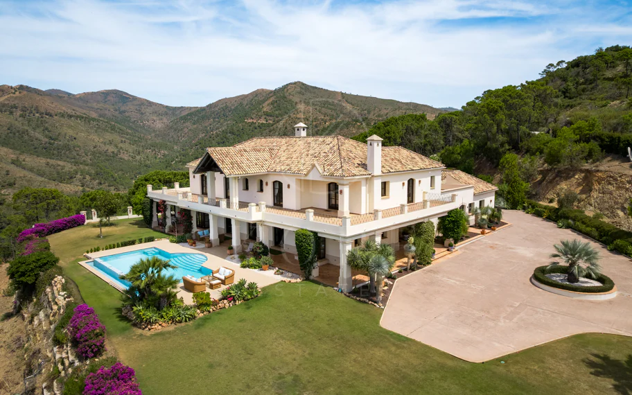 Elegante propiedad de lujo con vistas panorámicas al mar en Estepona
