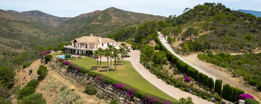 Elegant Luxury Estate with Panoramic Sea Views in Estepona