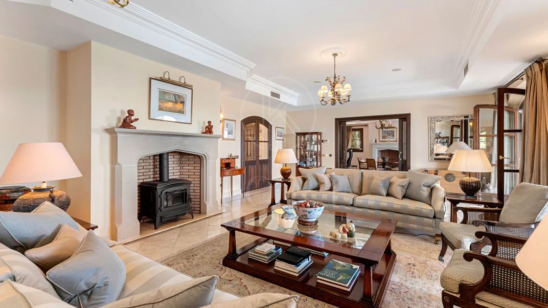 Elegant Luxury Estate with Panoramic Sea Views in Estepona