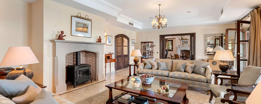 Elegant Luxury Estate with Panoramic Sea Views in Estepona