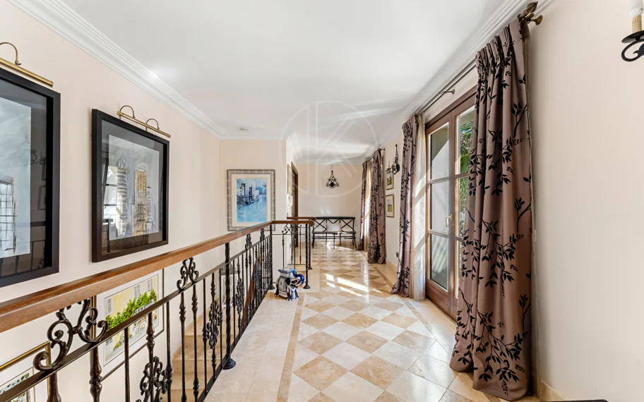 Elegante propiedad de lujo con vistas panorámicas al mar en Estepona