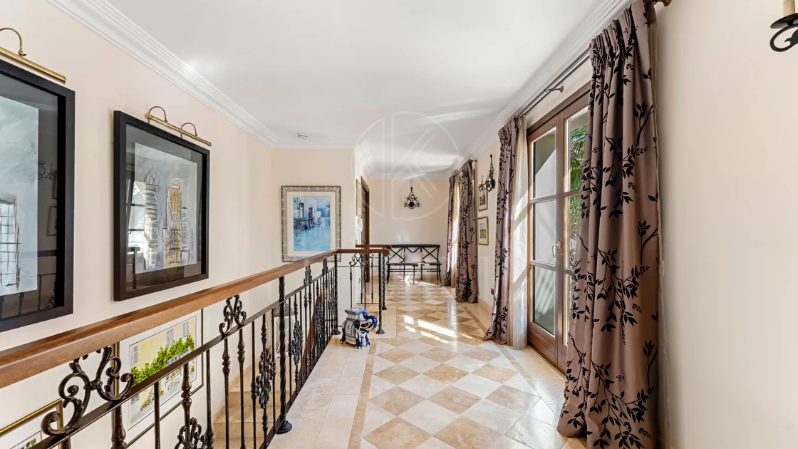 Elegant Luxury Estate with Panoramic Sea Views in Estepona