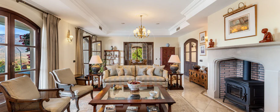 Elegant Luxury Estate with Panoramic Sea Views in Estepona