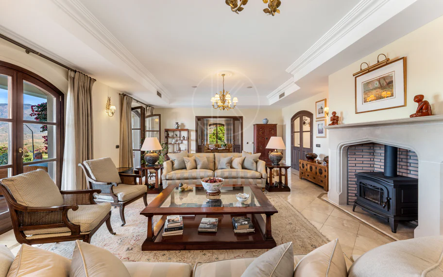 Elegante propiedad de lujo con vistas panorámicas al mar en Estepona