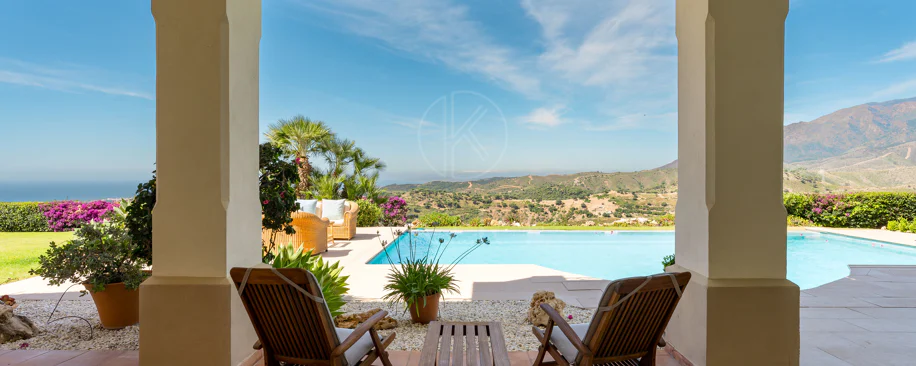 Elegant Luxury Estate with Panoramic Sea Views in Estepona