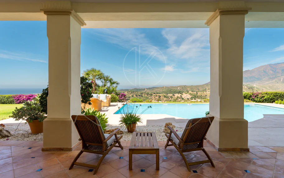 Elegante propiedad de lujo con vistas panorámicas al mar en Estepona