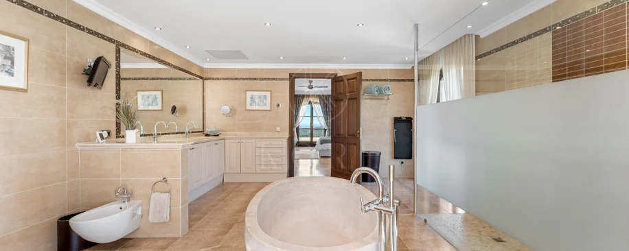 Elegant Luxury Estate with Panoramic Sea Views in Estepona