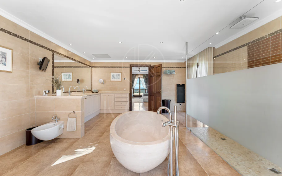 Elegante propiedad de lujo con vistas panorámicas al mar en Estepona