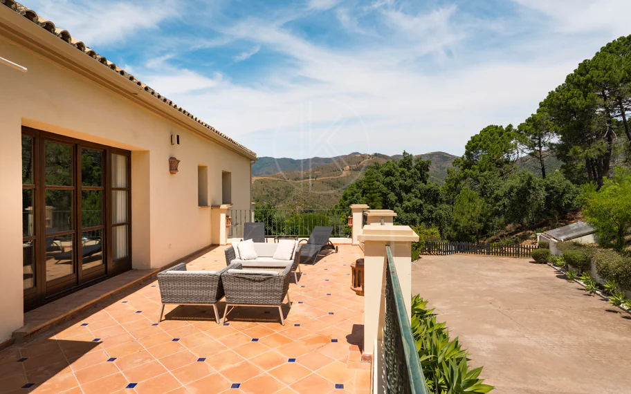 Elegante propiedad de lujo con vistas panorámicas al mar en Estepona