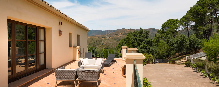 Elegant Luxury Estate with Panoramic Sea Views in Estepona