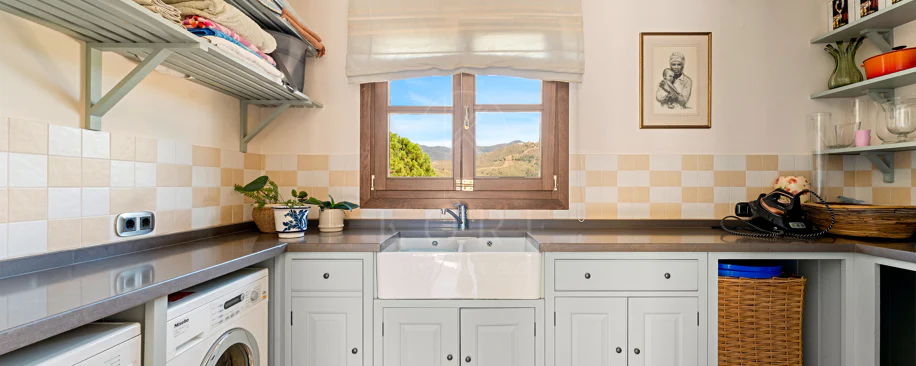 Elegant Luxury Estate with Panoramic Sea Views in Estepona