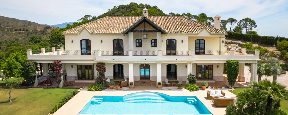 Elegant Luxury Estate with Panoramic Sea Views in Estepona