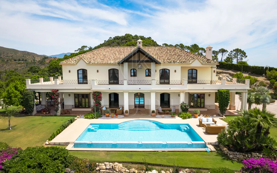 Elegante propiedad de lujo con vistas panorámicas al mar en Estepona