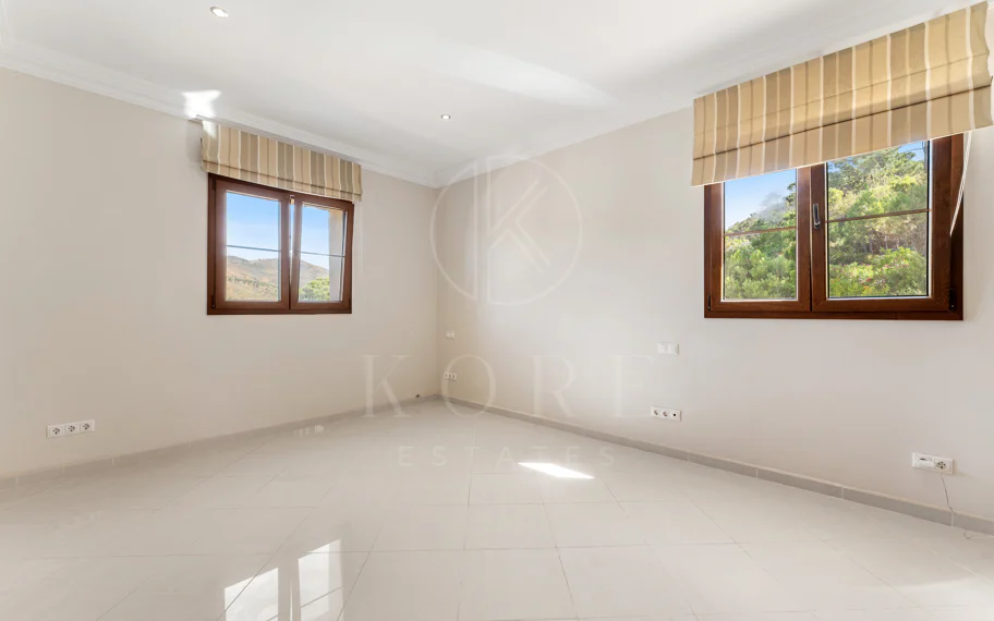 Elegante propiedad de lujo con vistas panorámicas al mar en Estepona