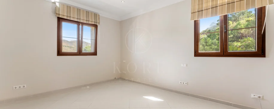 Elegant Luxury Estate with Panoramic Sea Views in Estepona