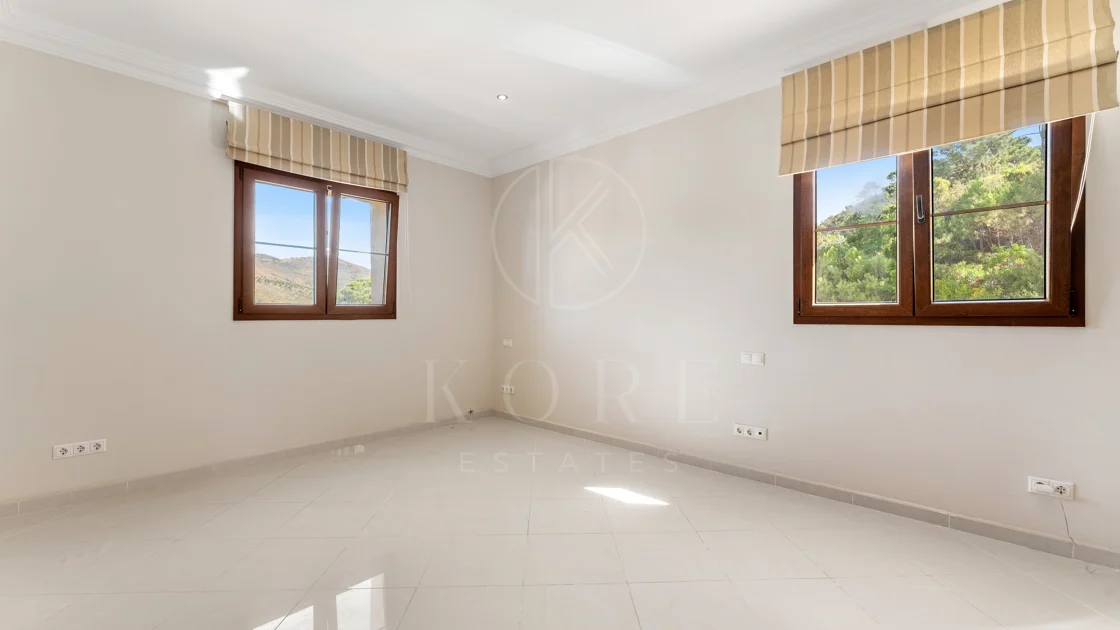 Elegant Luxury Estate with Panoramic Sea Views in Estepona