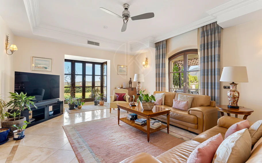 Elegante propiedad de lujo con vistas panorámicas al mar en Estepona