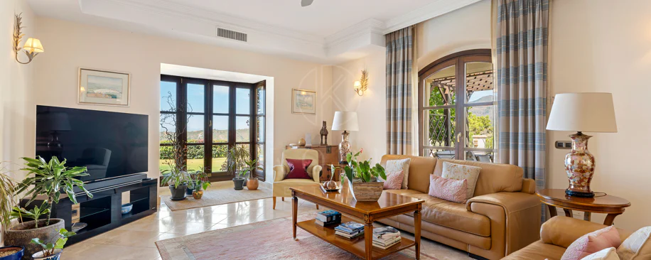 Elegant Luxury Estate with Panoramic Sea Views in Estepona