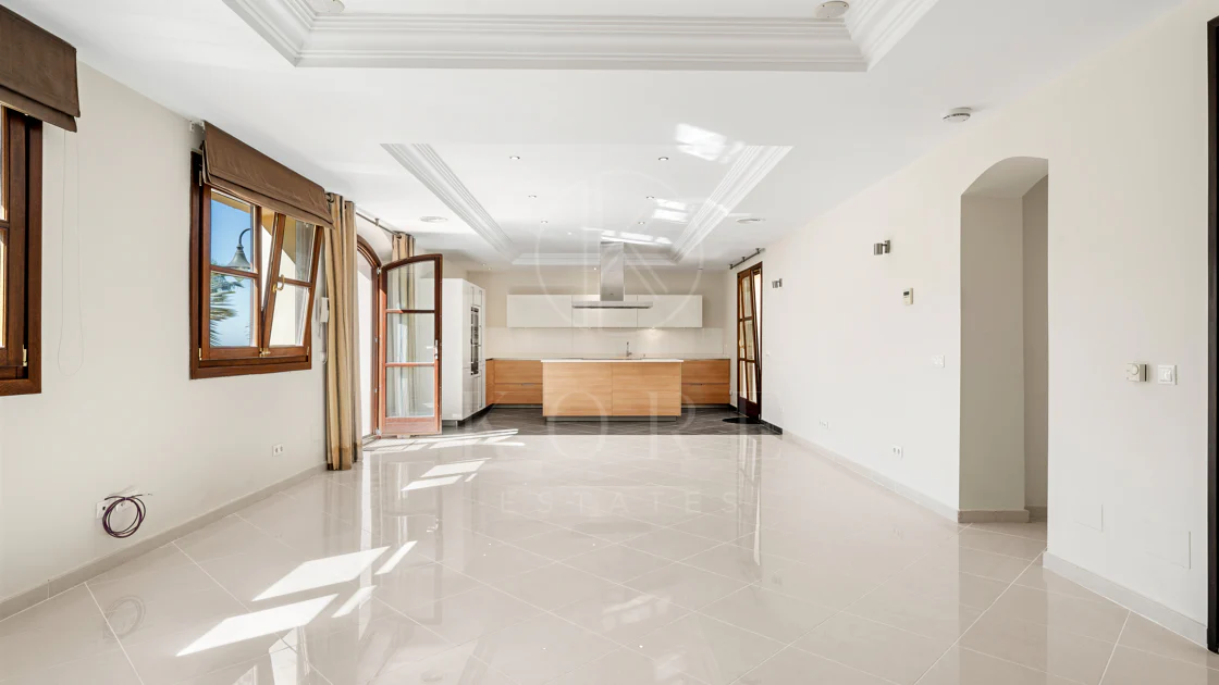 Elegant Luxury Estate with Panoramic Sea Views in Estepona