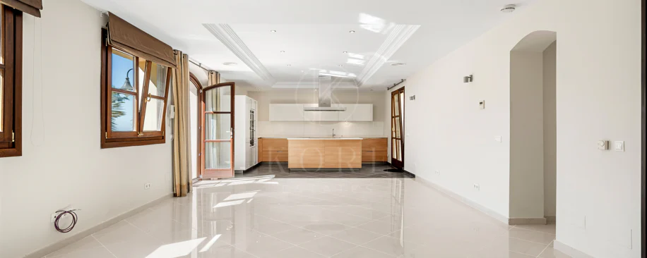Elegant Luxury Estate with Panoramic Sea Views in Estepona