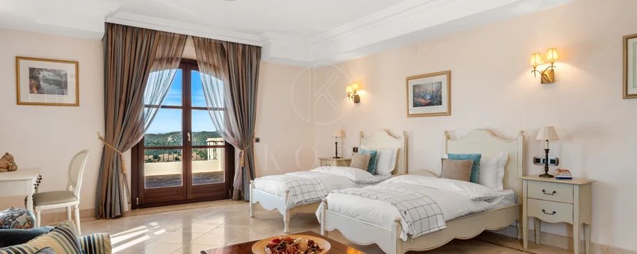 Elegant Luxury Estate with Panoramic Sea Views in Estepona
